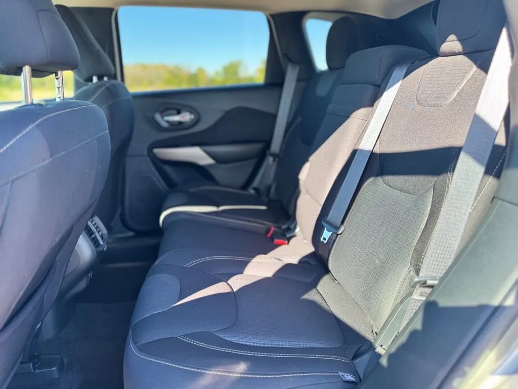 Used 2017 Jeep Cherokee Latitude w/ Cold Weather Group image 14