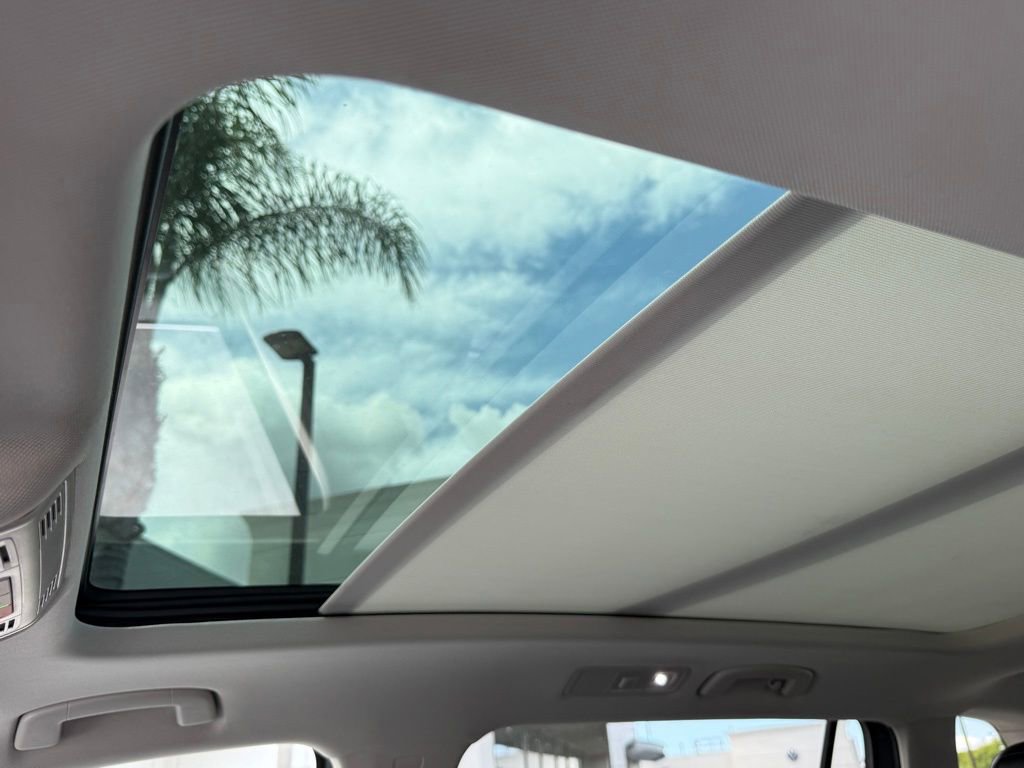 Used 2022 Volkswagen Tiguan SE w/ Panoramic Sunroof Package image 16