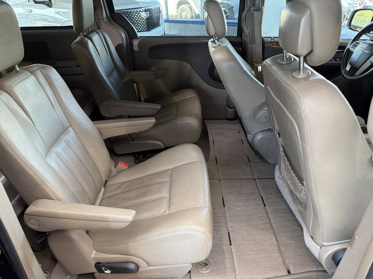 Used 2016 Chrysler Town & Country Touring FWD image 19