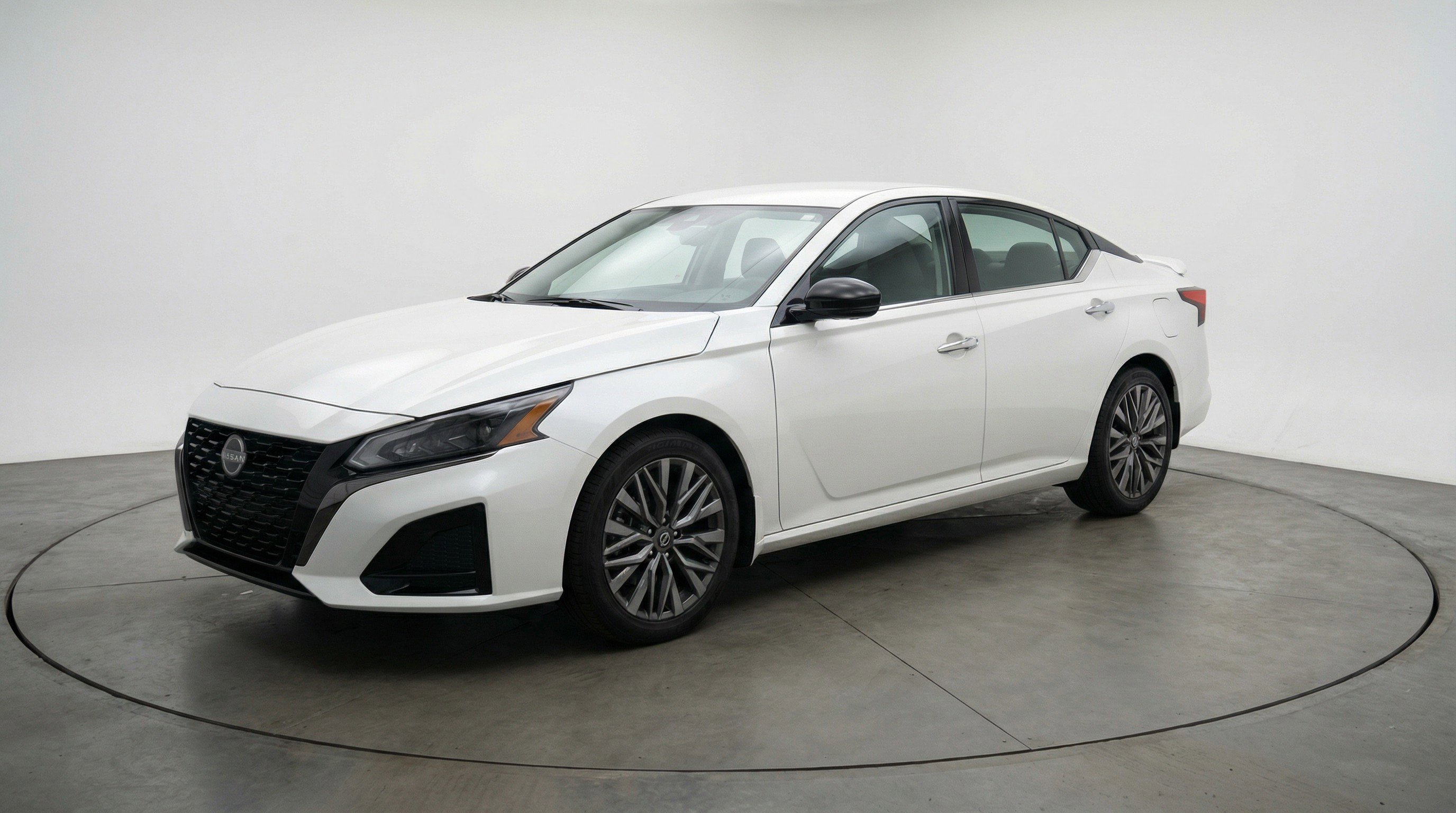 Used 2025 Nissan Altima 2.5 SV FWD image 3