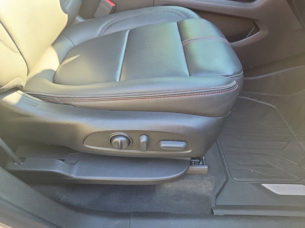Used 2023 Chevrolet Traverse RS FWD image 43