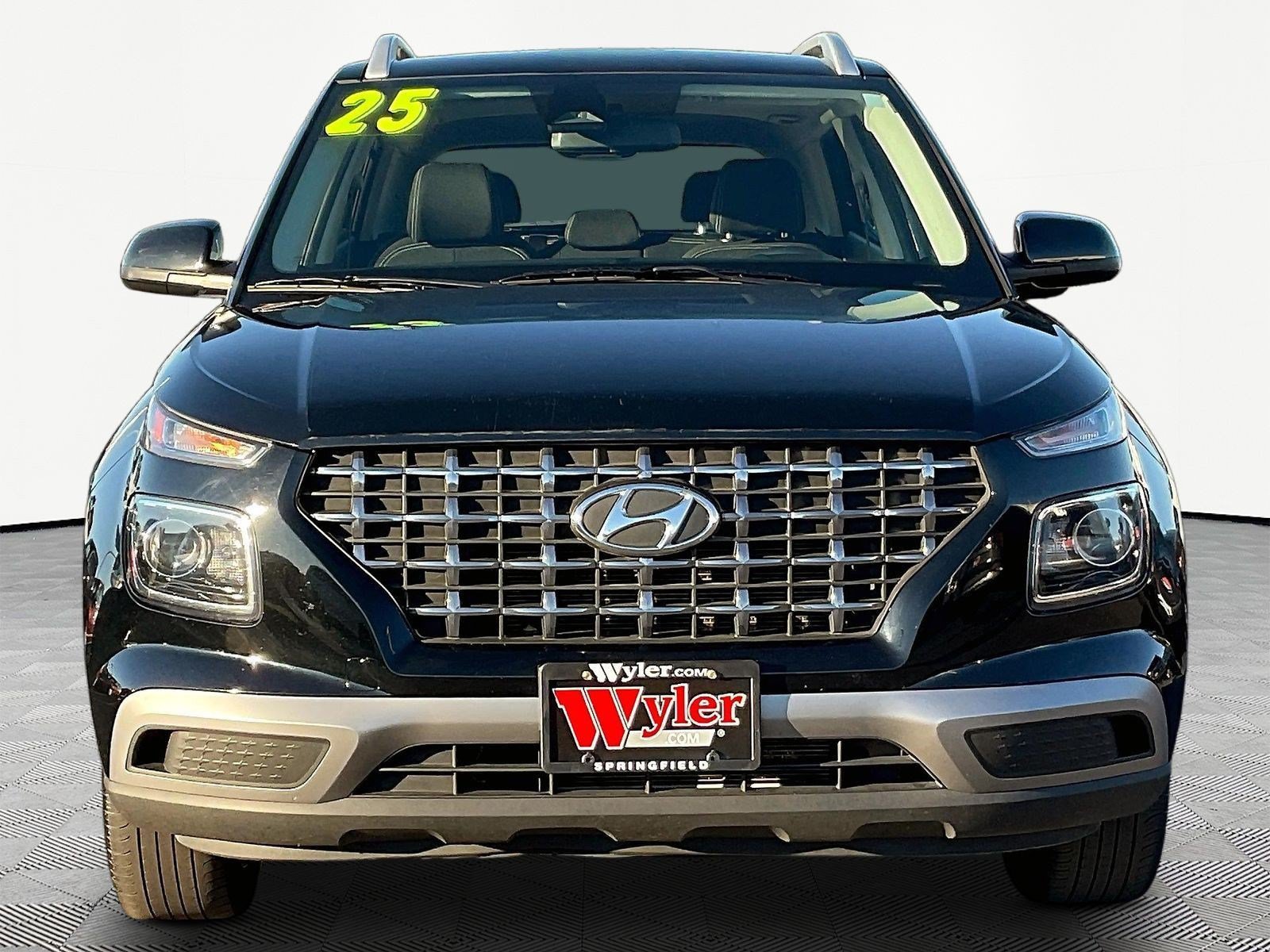 Used 2025 Hyundai Venue SEL FWD image 2