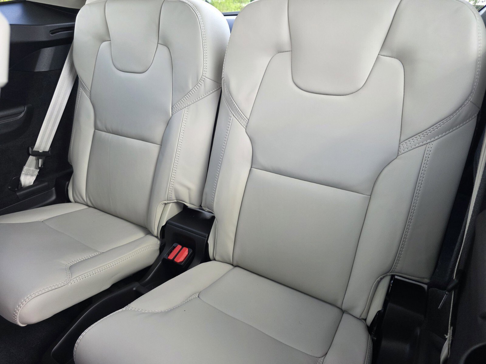 Used 2024 Volvo XC90 B6 Ultimate w/ Lounge Package image 17