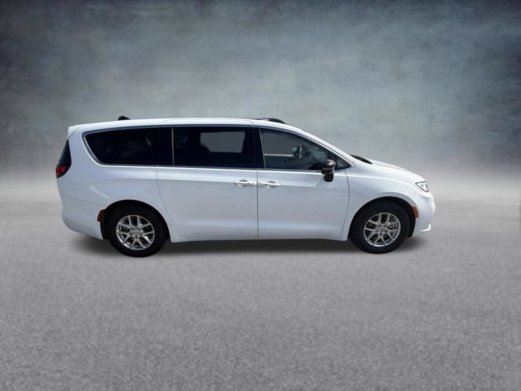 Used 2024 Chrysler Pacifica Touring-L FWD image 13