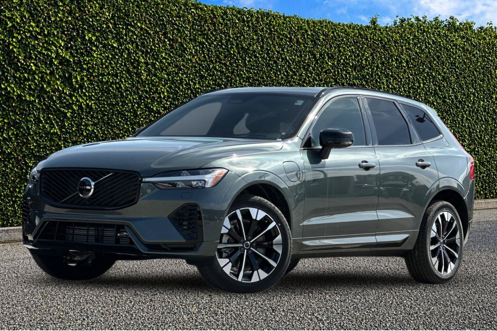 New 2026 Volvo XC60 T8 Plus w/ Climate Package PRO