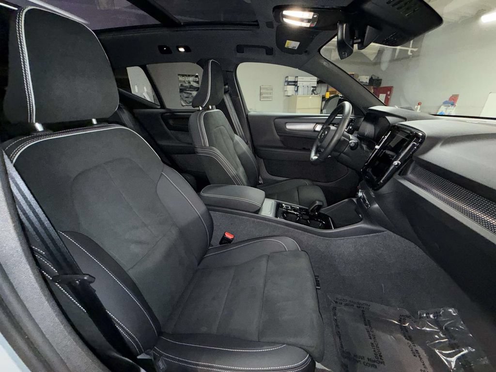 Used 2024 Volvo XC40 B5 Ultimate w/ Protection Package Premier AWD/4WD image 14