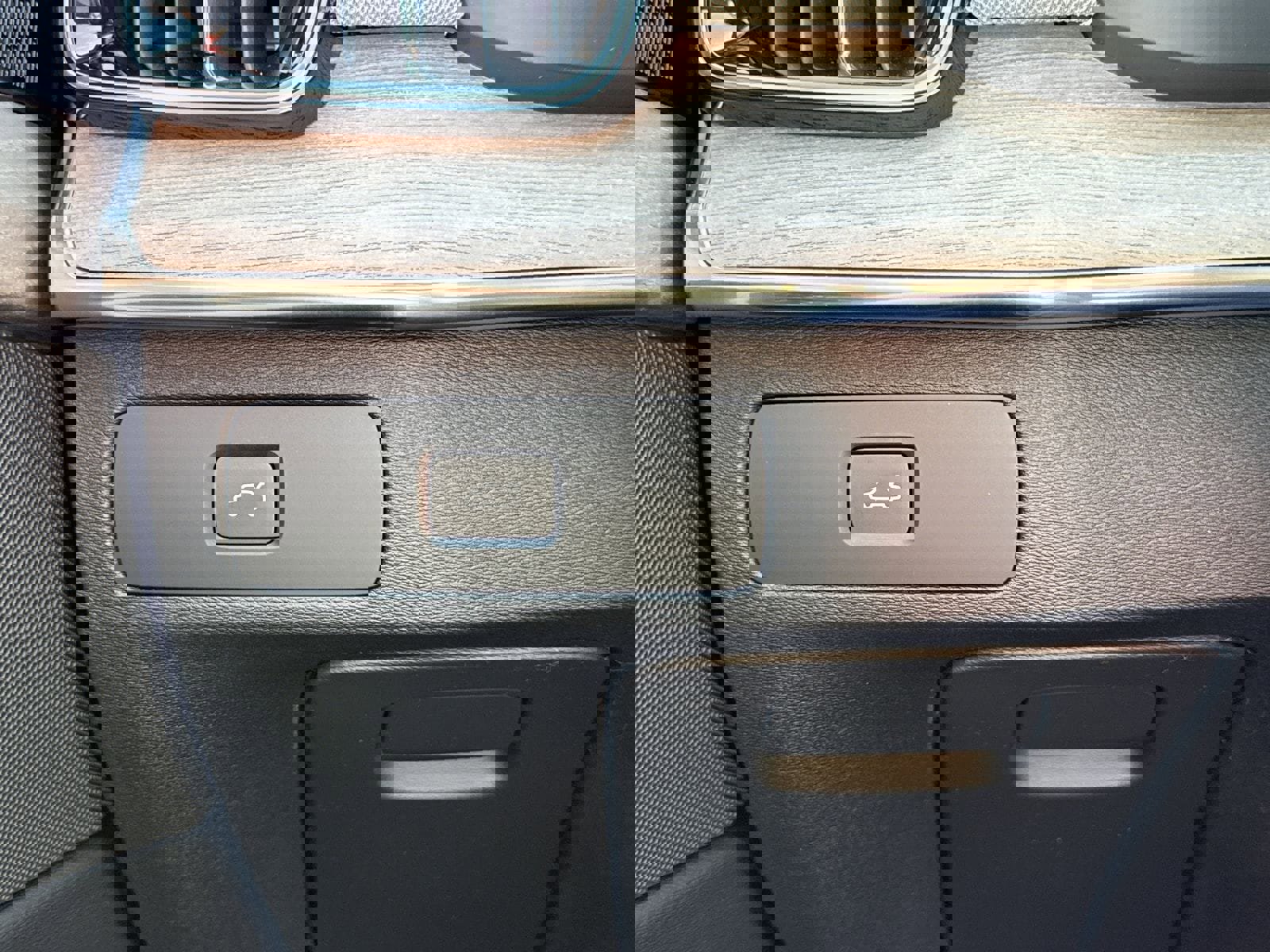 New 2026 Volvo XC90 B6 Plus w/ Protection Package Premier image 22