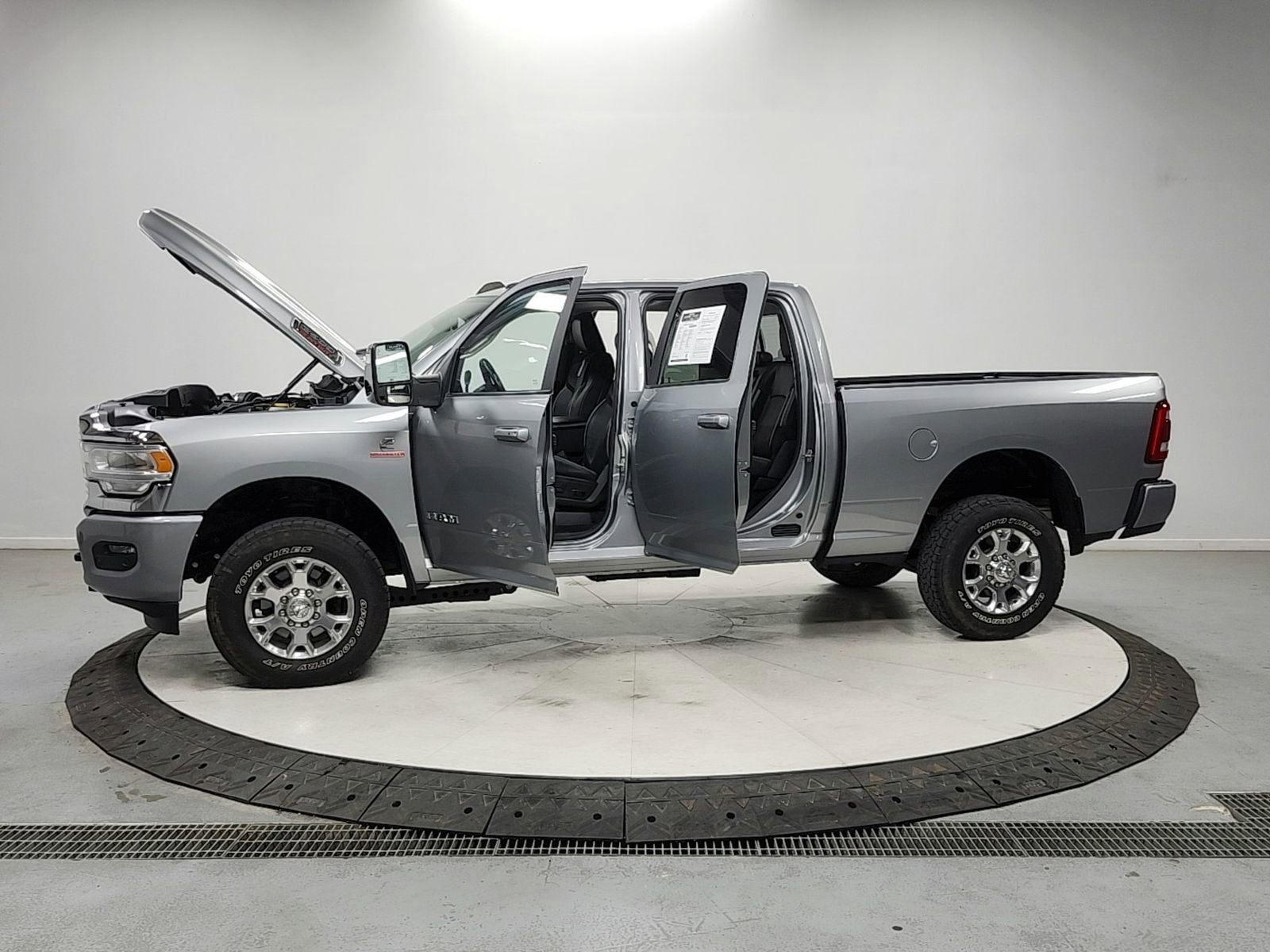 Used 2024 RAM 2500 Laramie AWD/4WD image 12