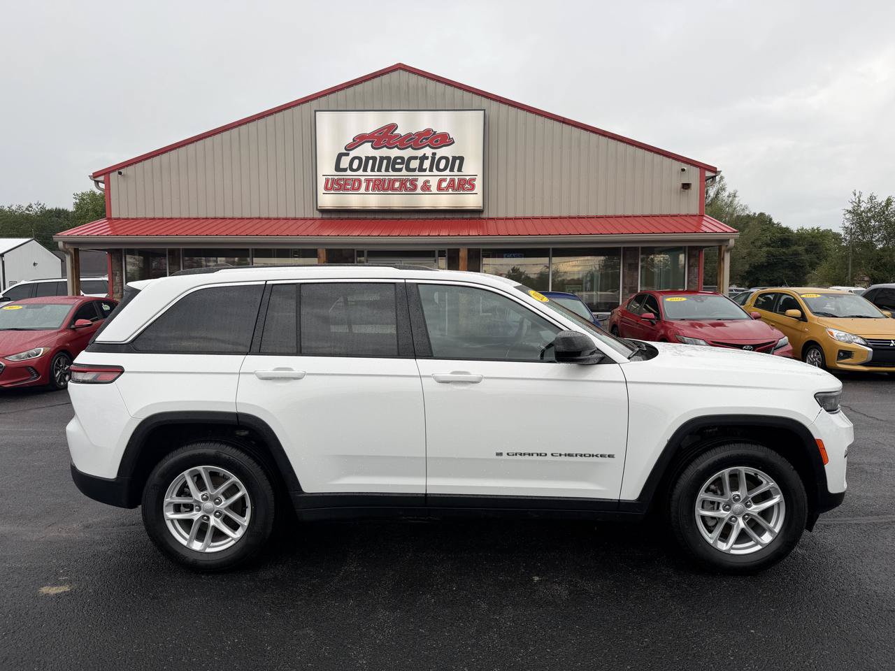 Used 2023 Jeep Grand Cherokee Laredo w/ Trailer Tow Prep Group (B) AWD/4WD image 3