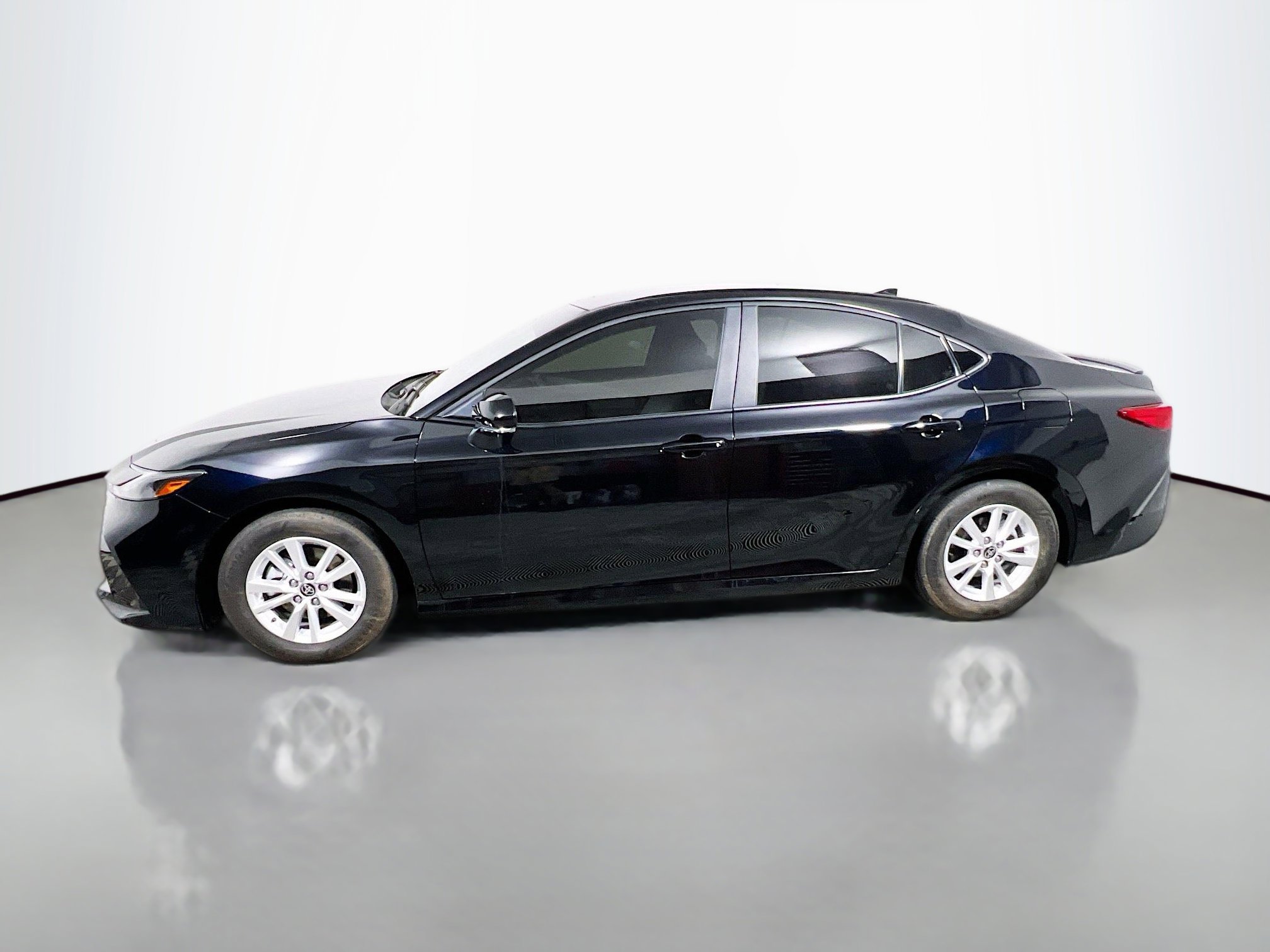 Used 2025 Toyota Camry LE w/ Convenience Package FWD image 9