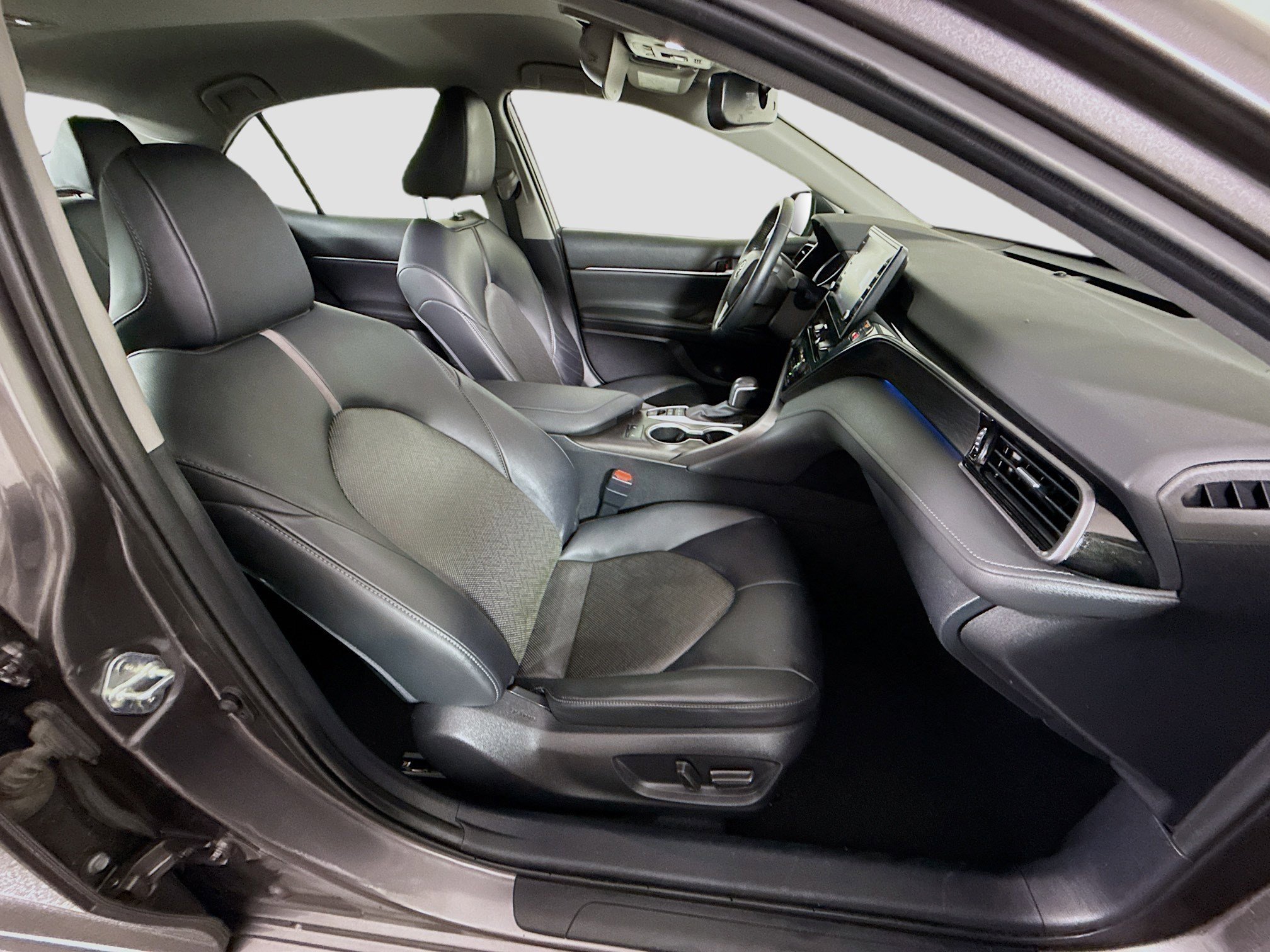 Used 2022 Toyota Camry XLE image 29