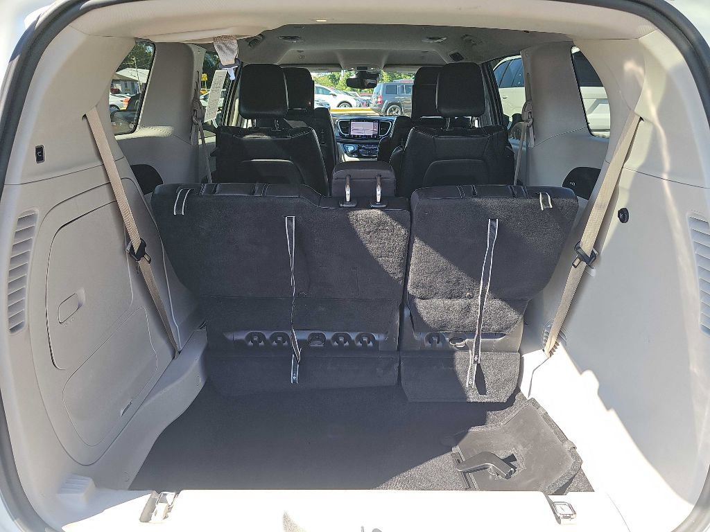 Used 2022 Chrysler Pacifica Touring-L w/ Uconnect Theater Family Group image 49