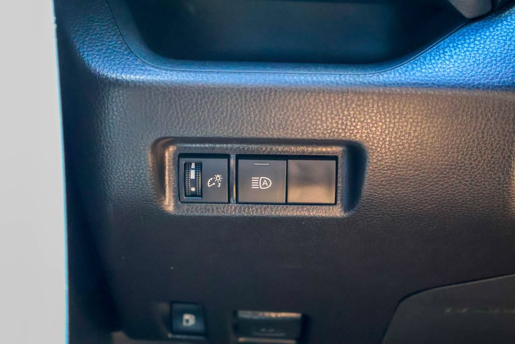 Used 2025 Toyota RAV4 XLE AWD/4WD image 19