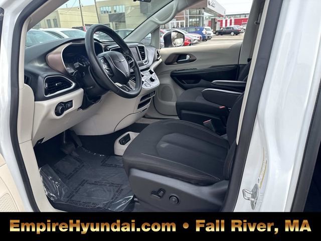 Used 2022 Chrysler Voyager LX image 17