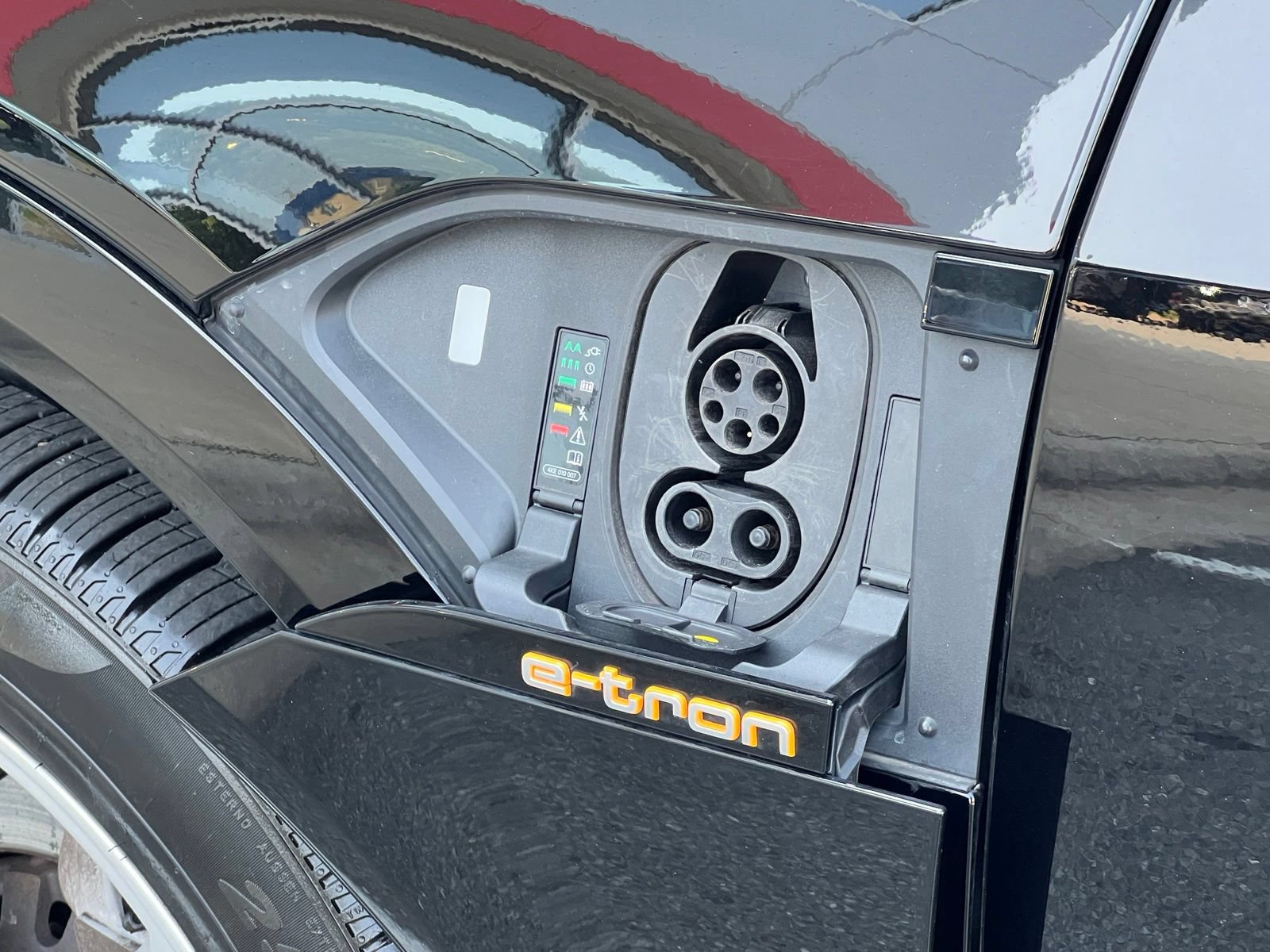 Used 2019 Audi e-tron Prestige w/ Prestige Package AWD/4WD image 40