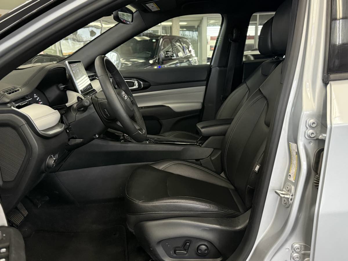 Used 2025 Jeep Compass Limited image 25