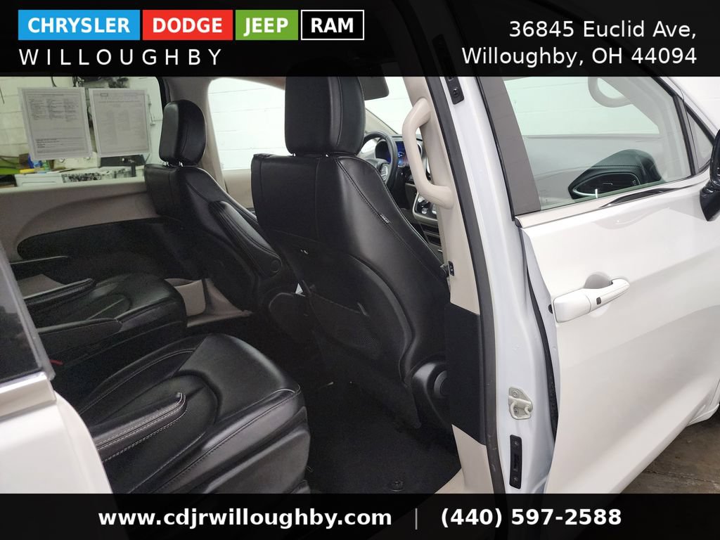 Used 2024 Chrysler Pacifica Limited FWD image 32