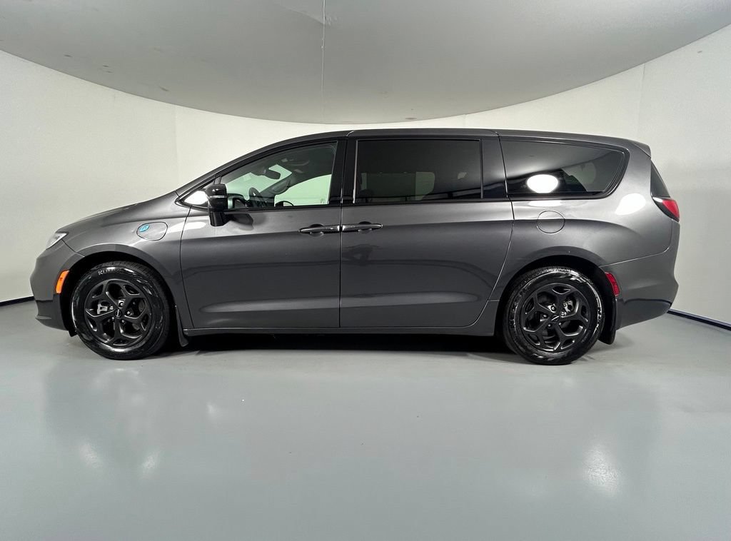 Used 2023 Chrysler Pacifica Limited w/ Uconnect Theater Family Group FWD image 4