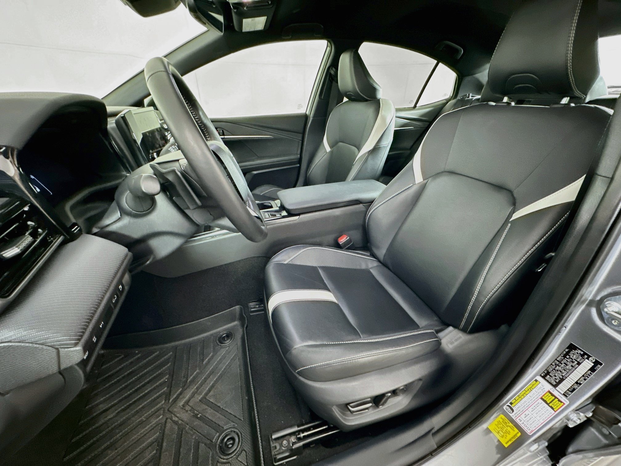 Used 2025 Toyota Camry SE w/ Convenience Package FWD image 13