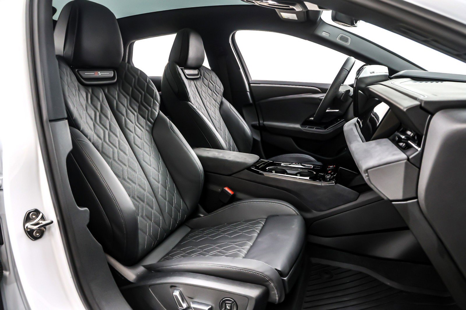 Used 2025 Audi S6 e-tron Premium Plus w/ Premium Plus image 8