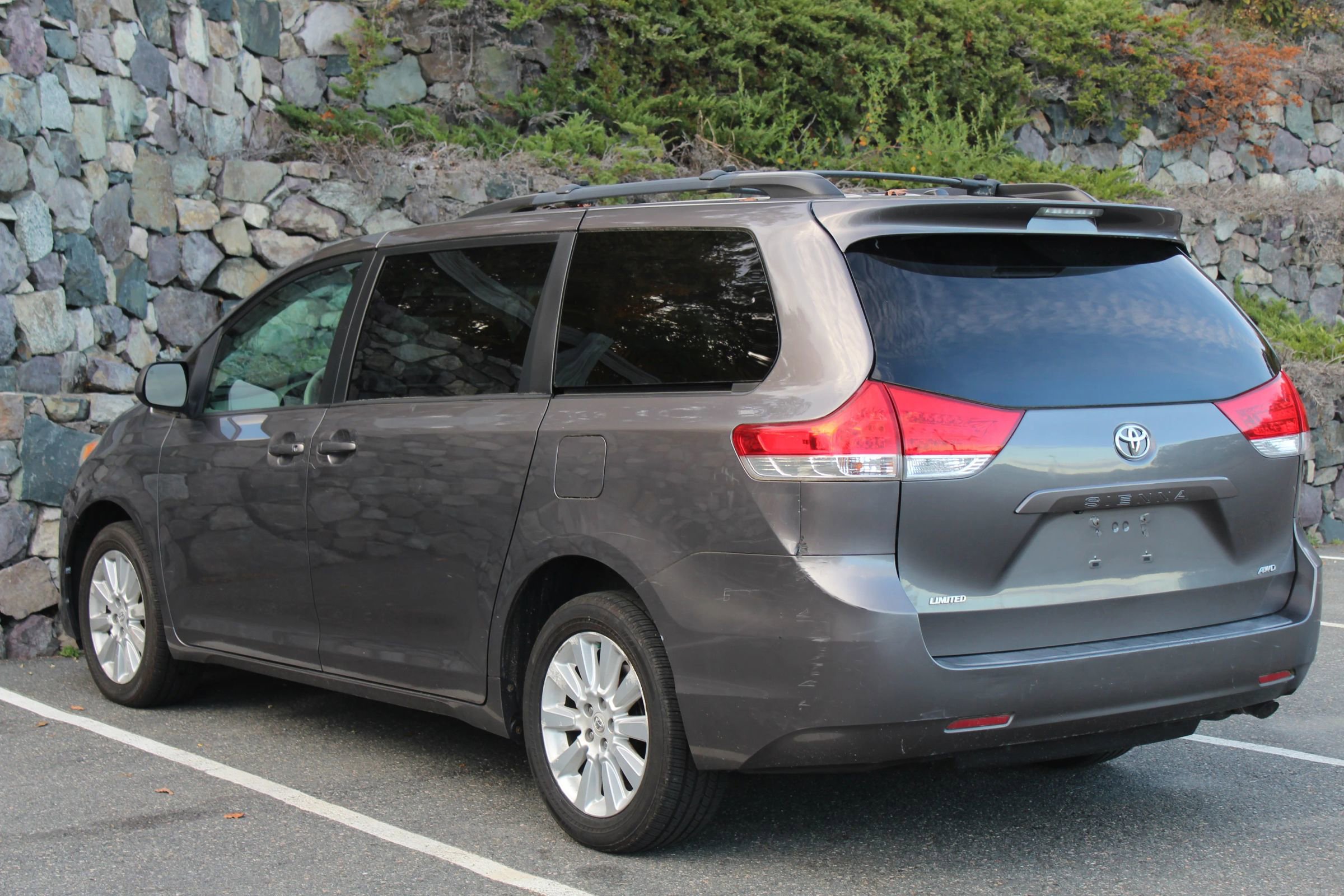 Used 2011 Toyota Sienna LE image 7