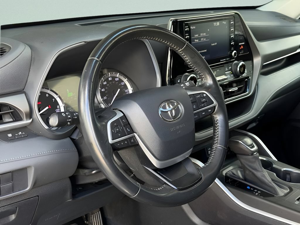 Used 2022 Toyota Highlander XLE AWD/4WD image 13