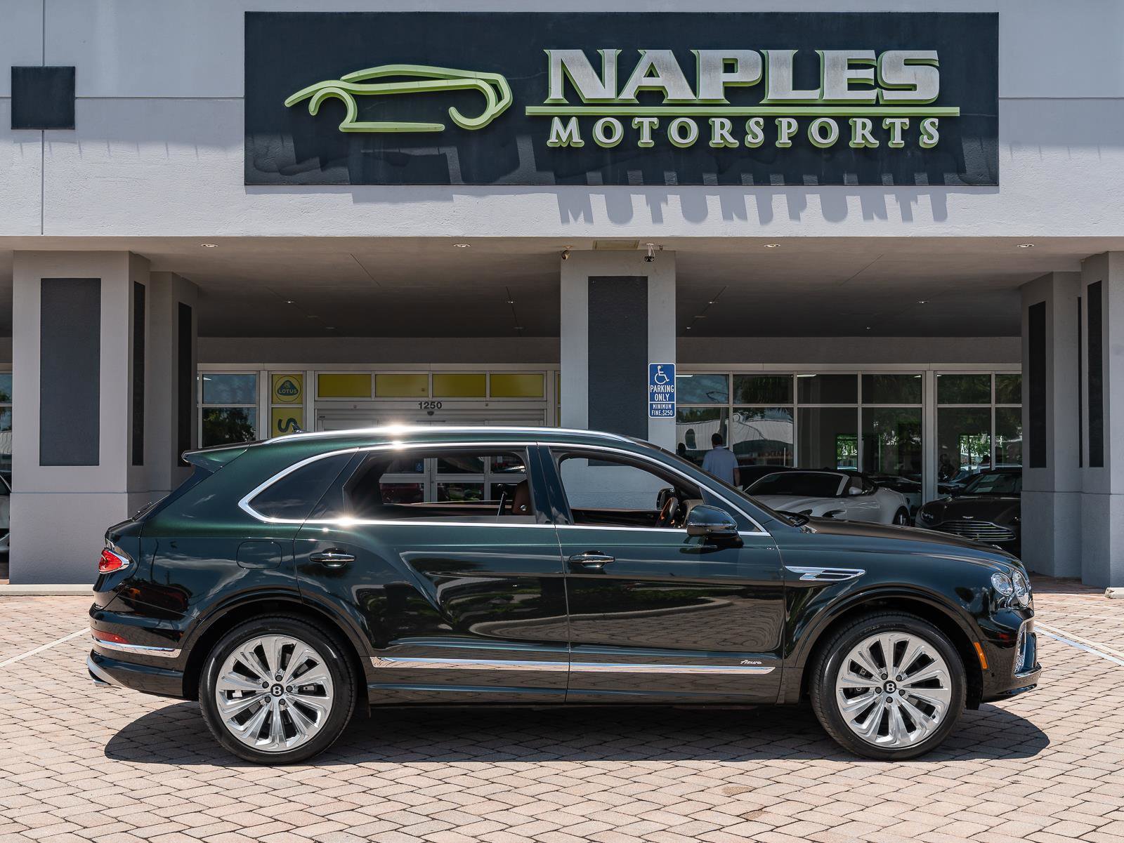 Used 2023 Bentley Bentayga Extended Wheelbase AWD/4WD image 35