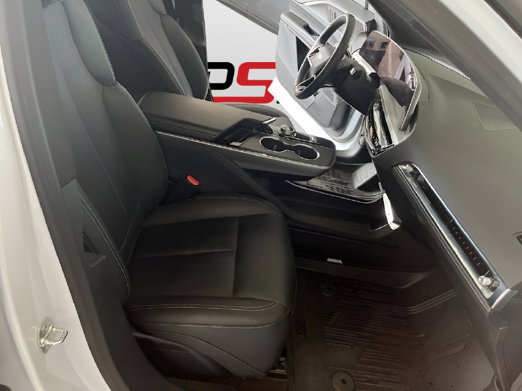 Used 2025 Cadillac Lyriq Luxury w/ LPO, Floor Liner Package AWD/4WD image 28