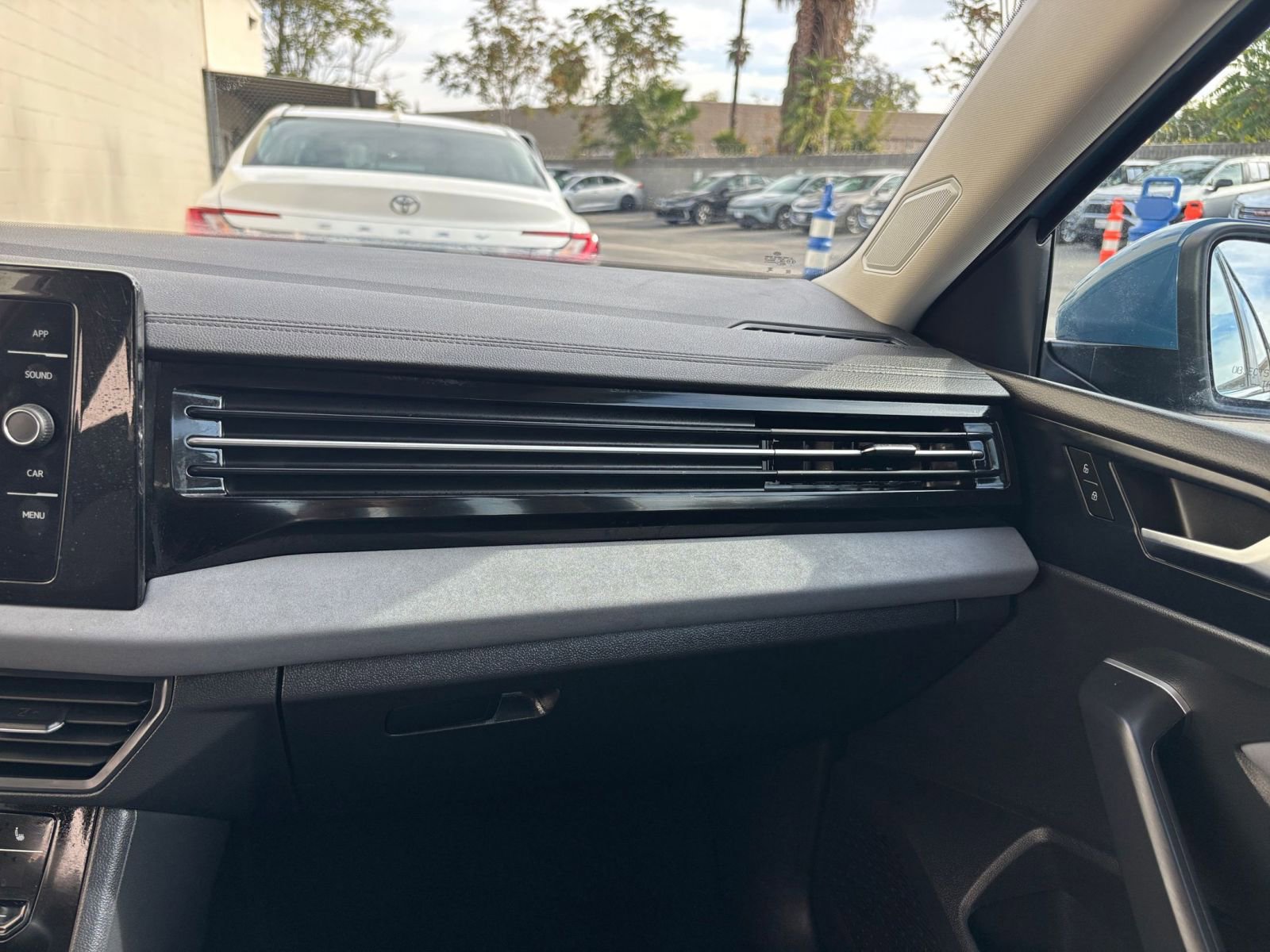 Used 2025 Volkswagen Jetta SE image 35