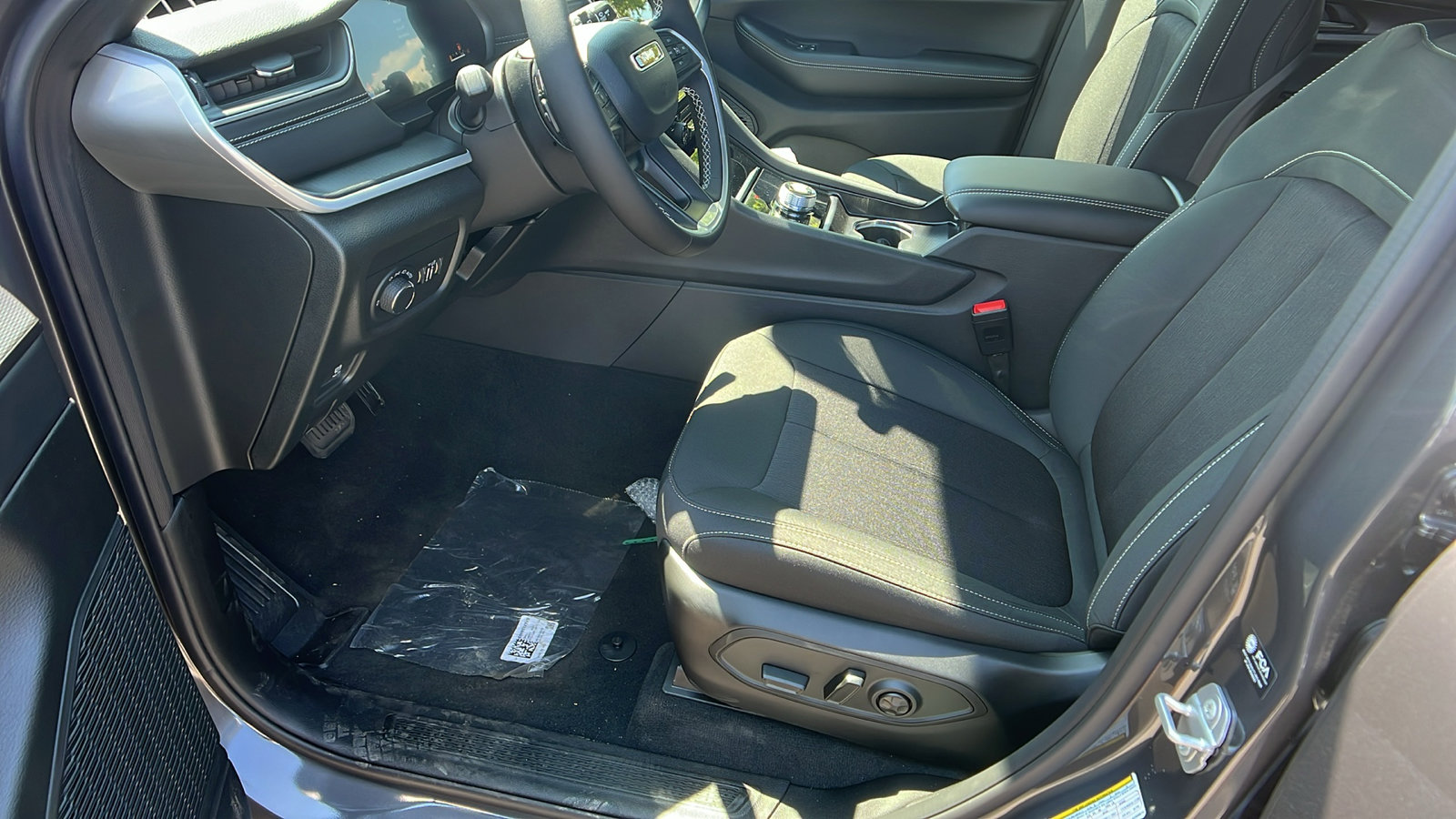 New 2025 Jeep Grand Cherokee Laredo w/ MOPAR Finishing Package image 16