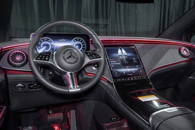 Used 2025 Mercedes-Benz EQE 350+ SUV image 19