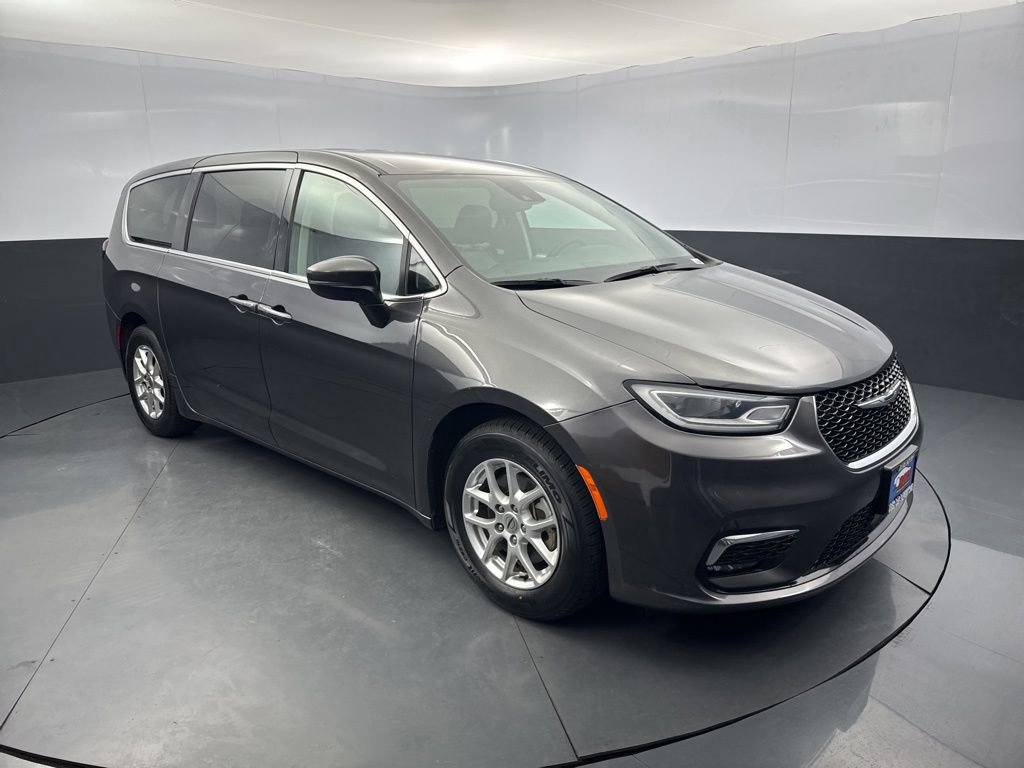 Used 2023 Chrysler Pacifica Touring-L FWD image 7