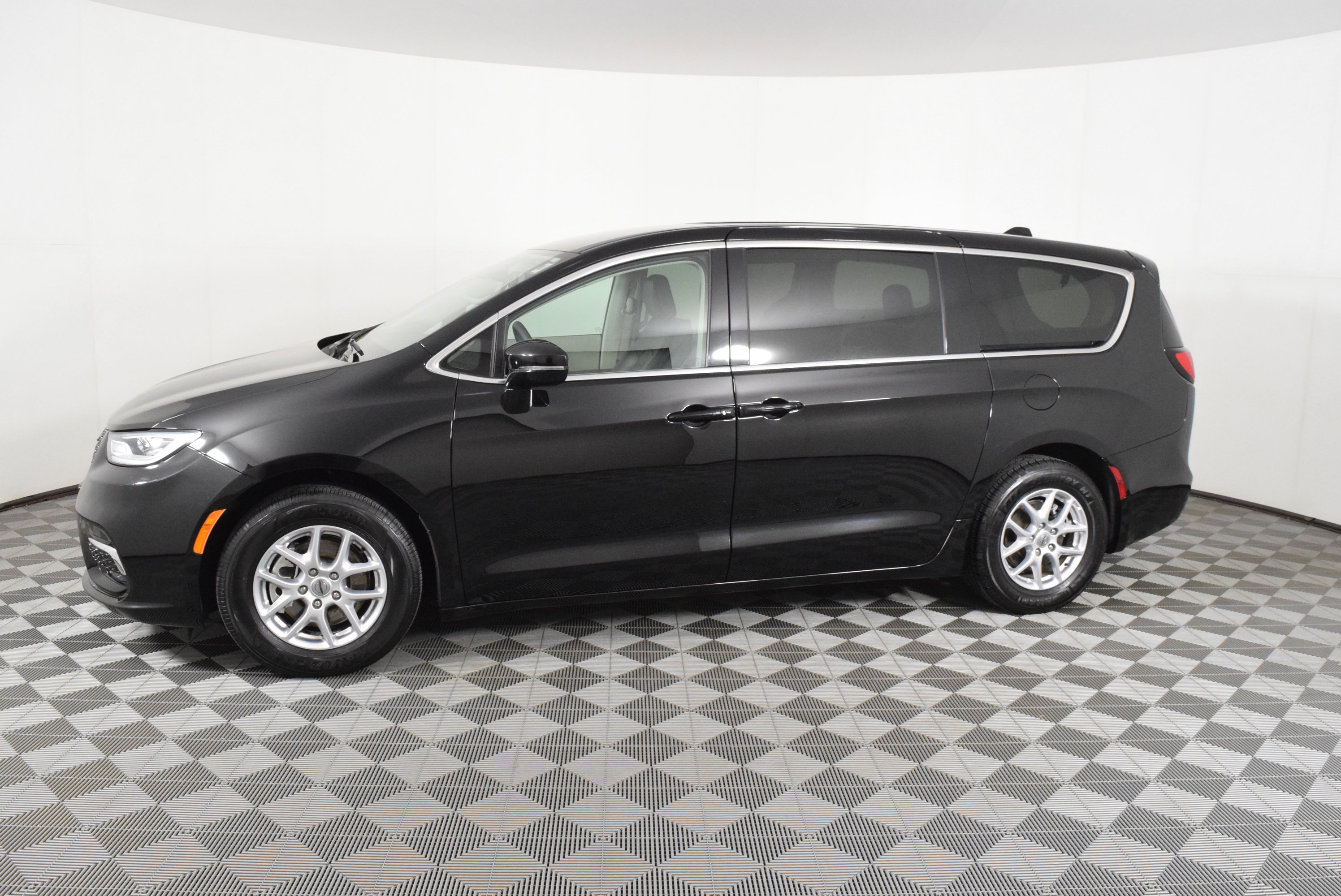 Used 2024 Chrysler Pacifica Touring-L image 8