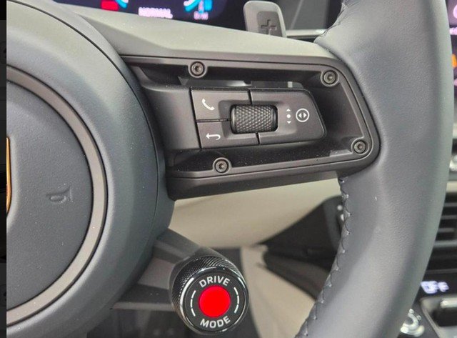 Certified 2025 Porsche 911 Carrera RWD image 20