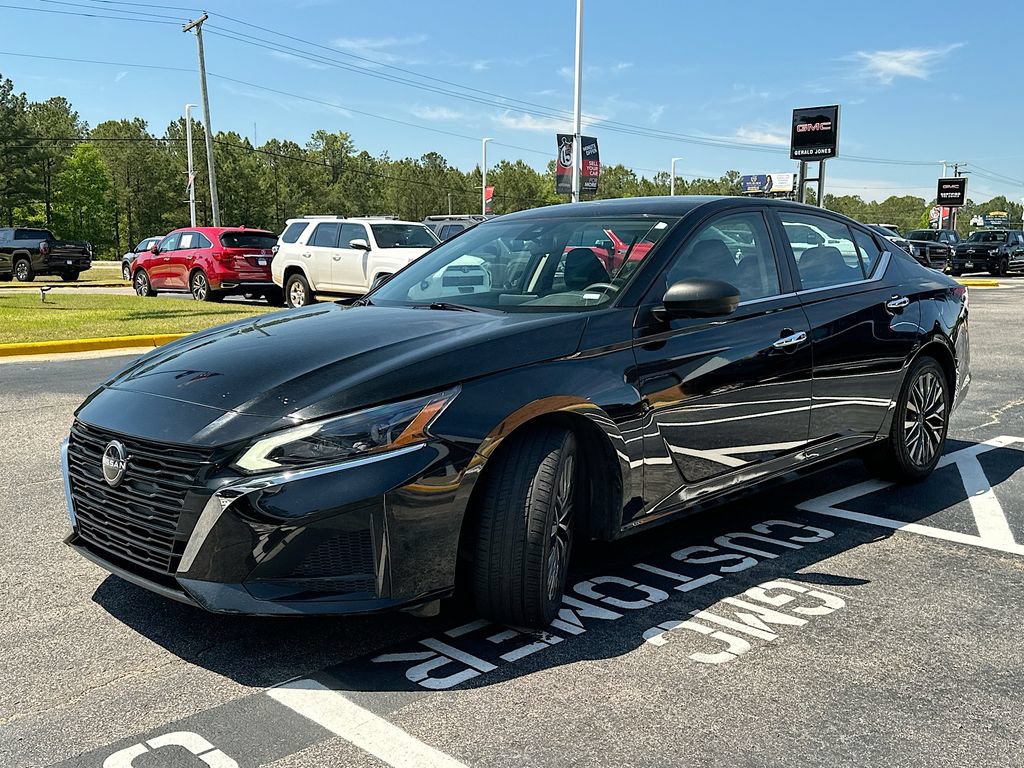 Used 2024 Nissan Altima 2.5 SV FWD image 2