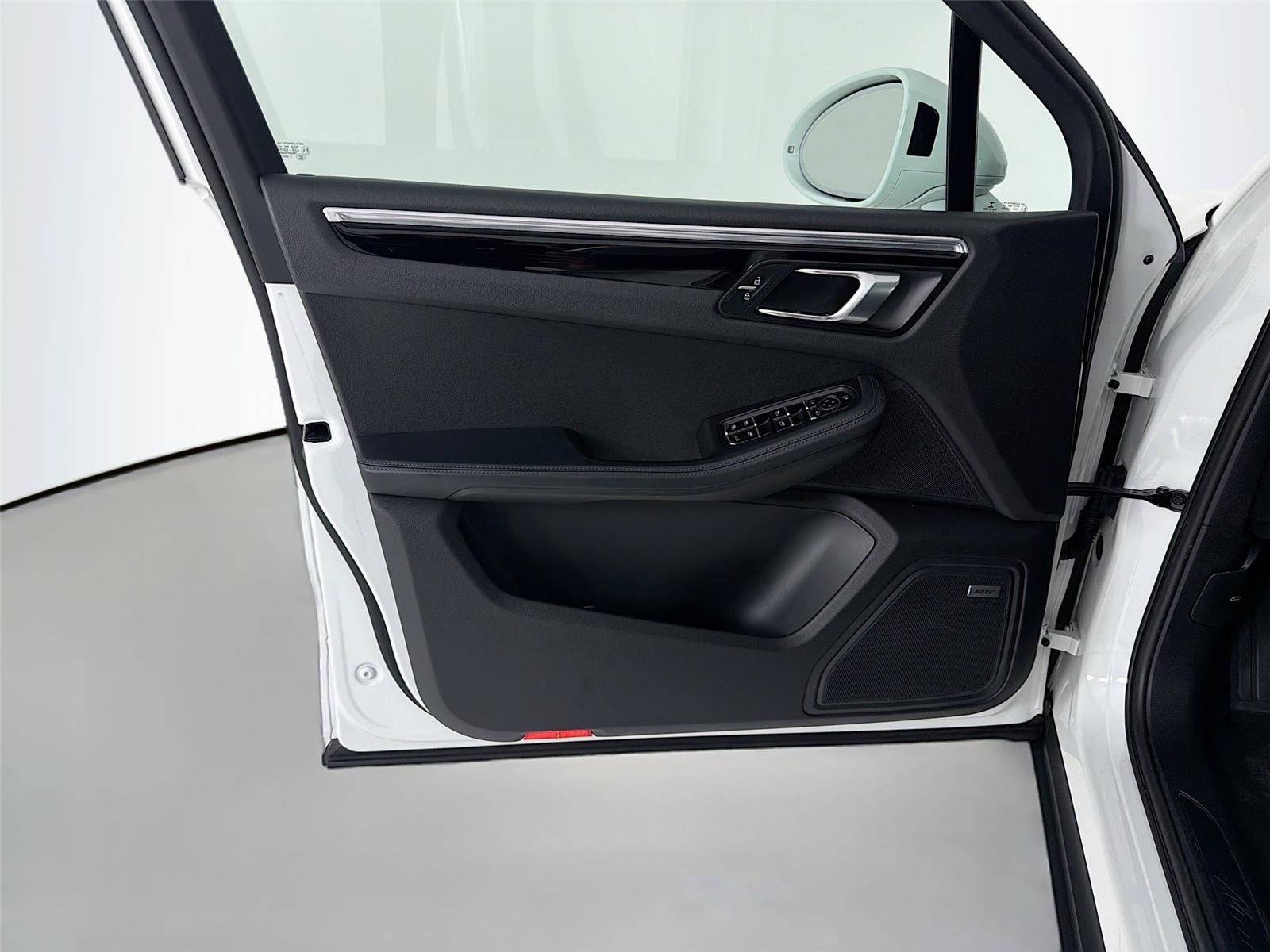 Certified 2022 Porsche Macan AWD/4WD image 6