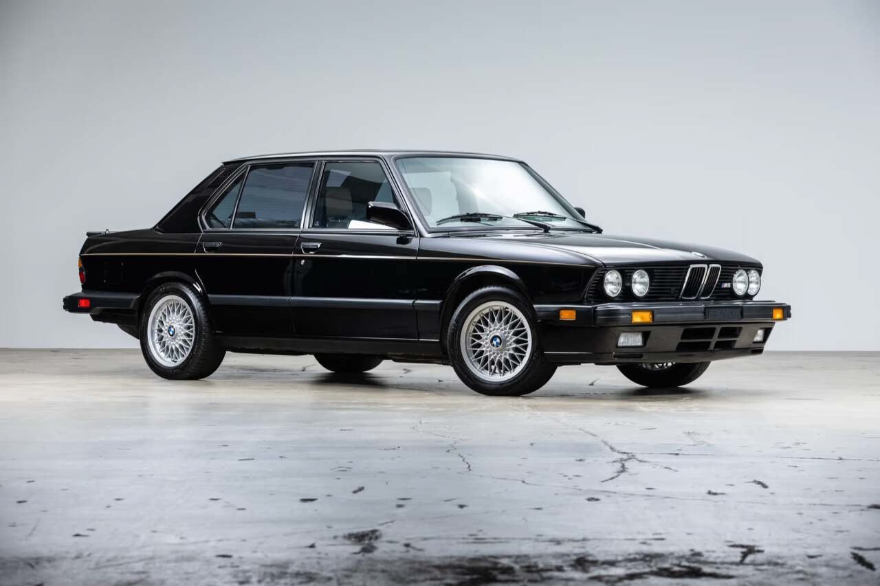 Used 1988 BMW M5 RWD image 1