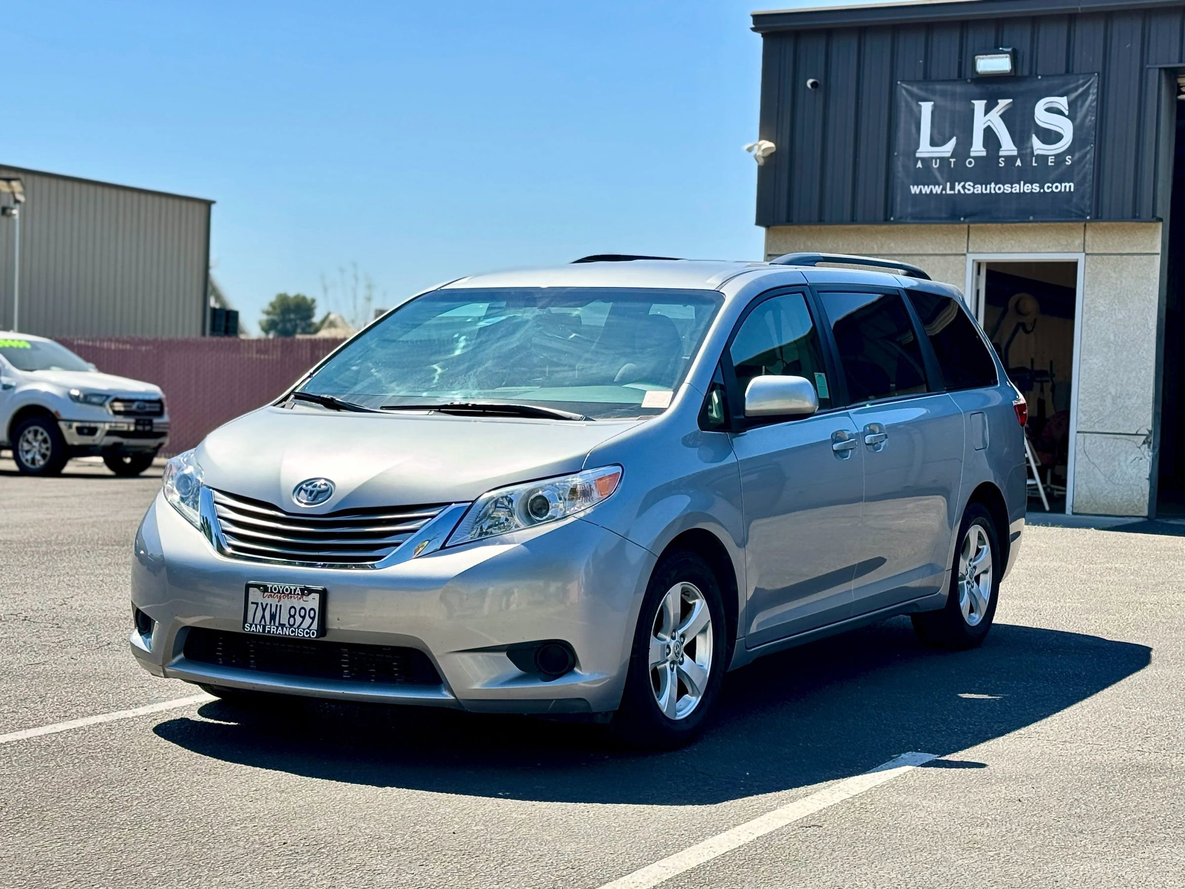 Used 2017 Toyota Sienna LE image 3