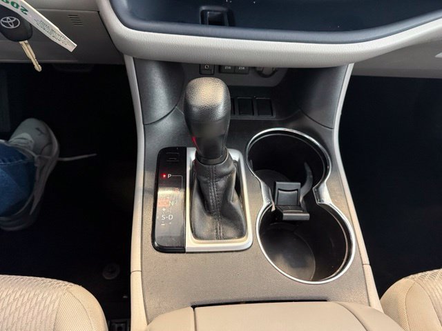 Used 2017 Toyota Highlander LE w/ Carpet Mat Package FWD image 17