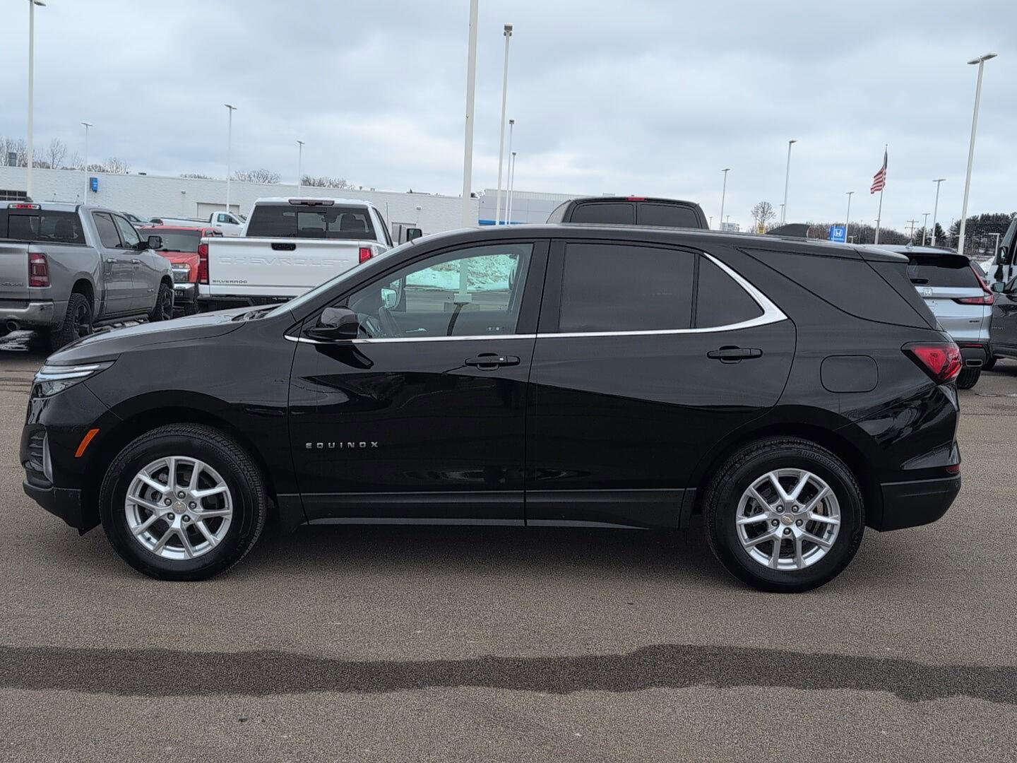 Used 2023 Chevrolet Equinox LT image 2