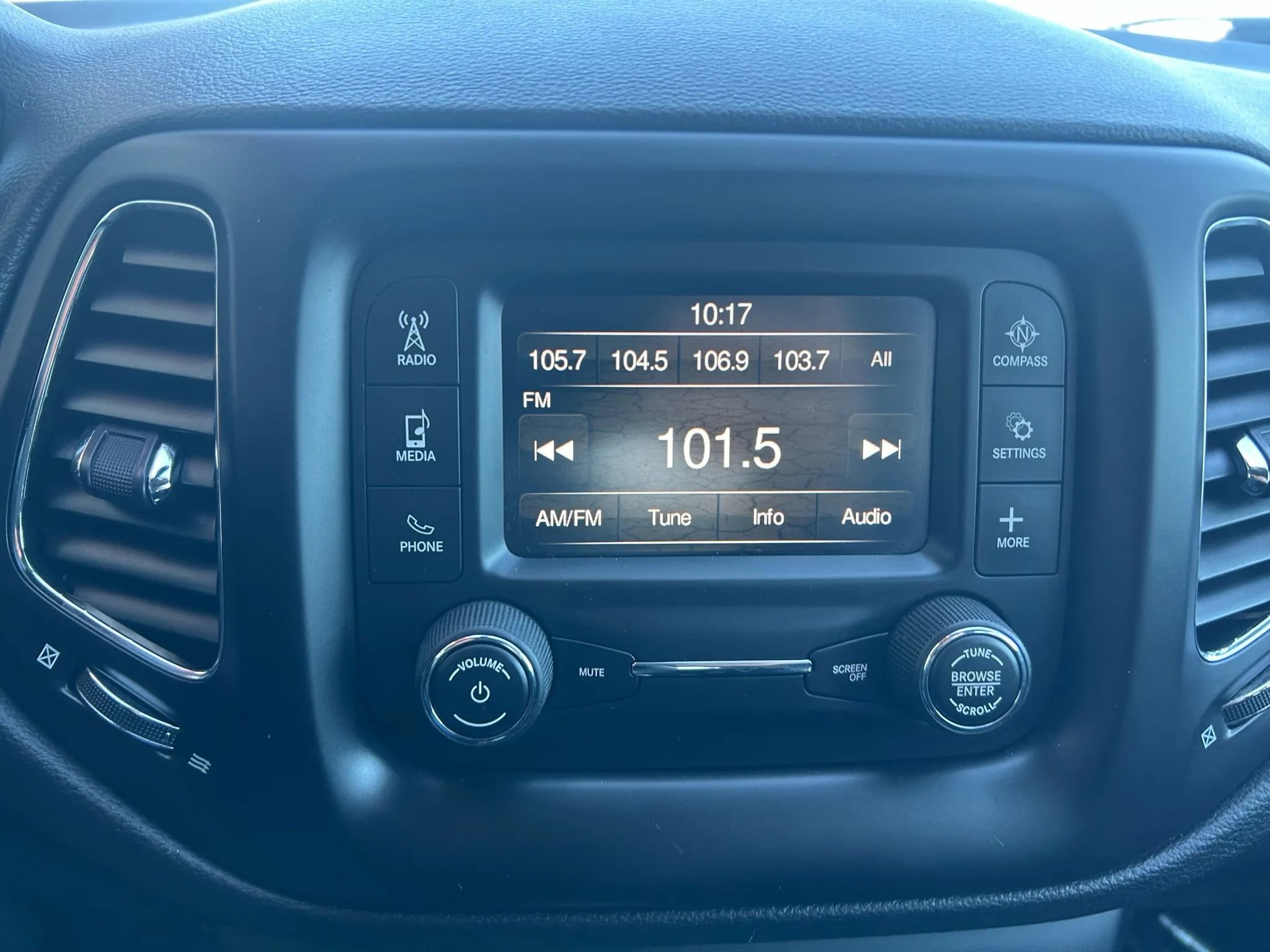 Used 2018 Jeep Compass Latitude image 8