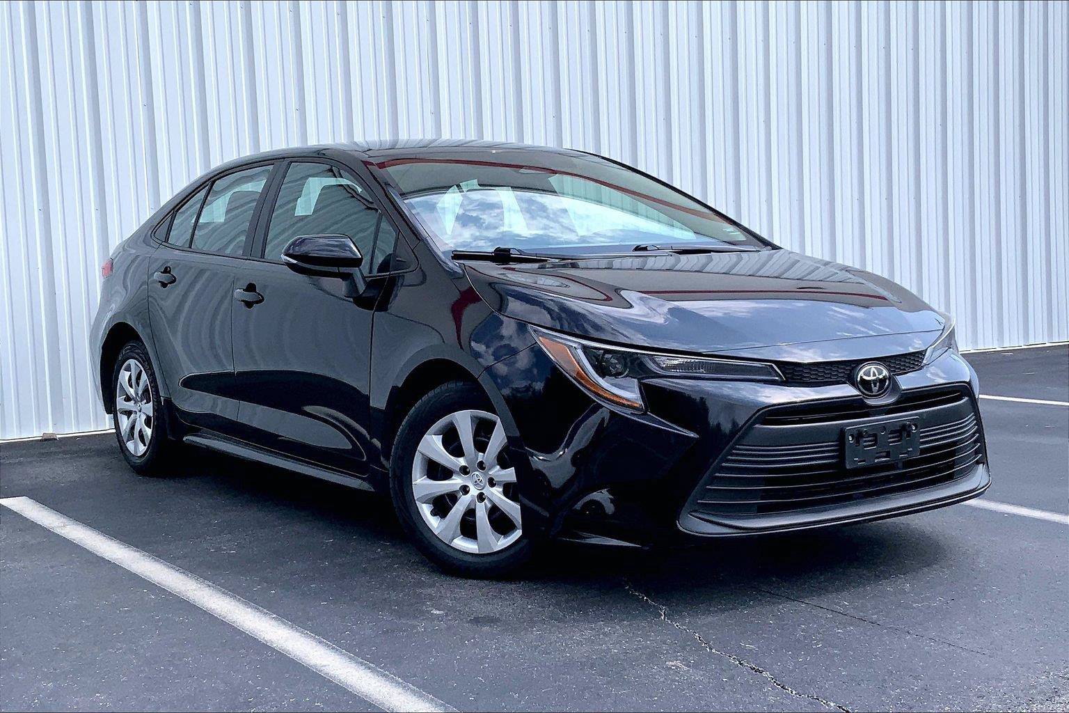 Used 2024 Toyota Corolla LE FWD image 2