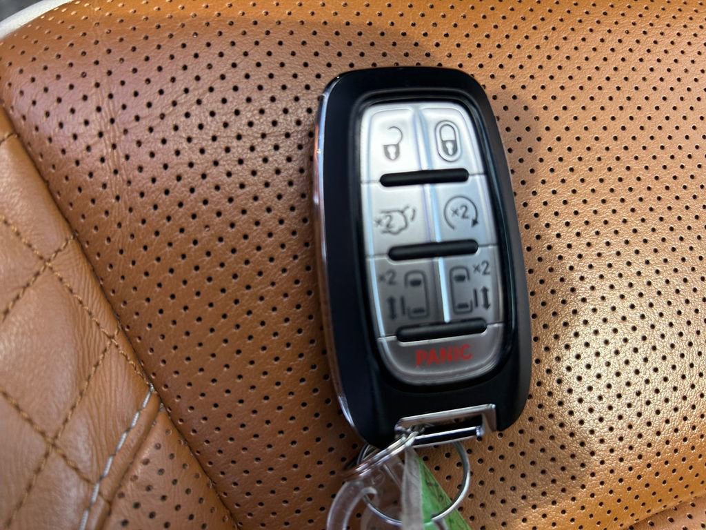 Certified 2023 Chrysler Pacifica Pinnacle AWD/4WD image 34