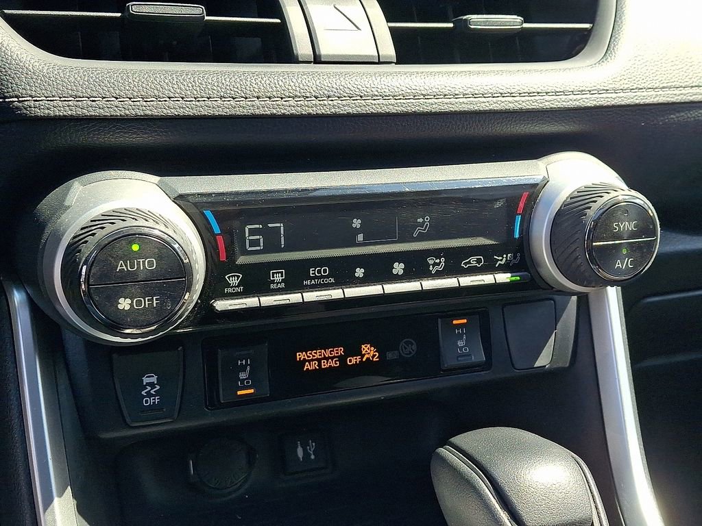 Used 2019 Toyota RAV4 XLE AWD/4WD image 17