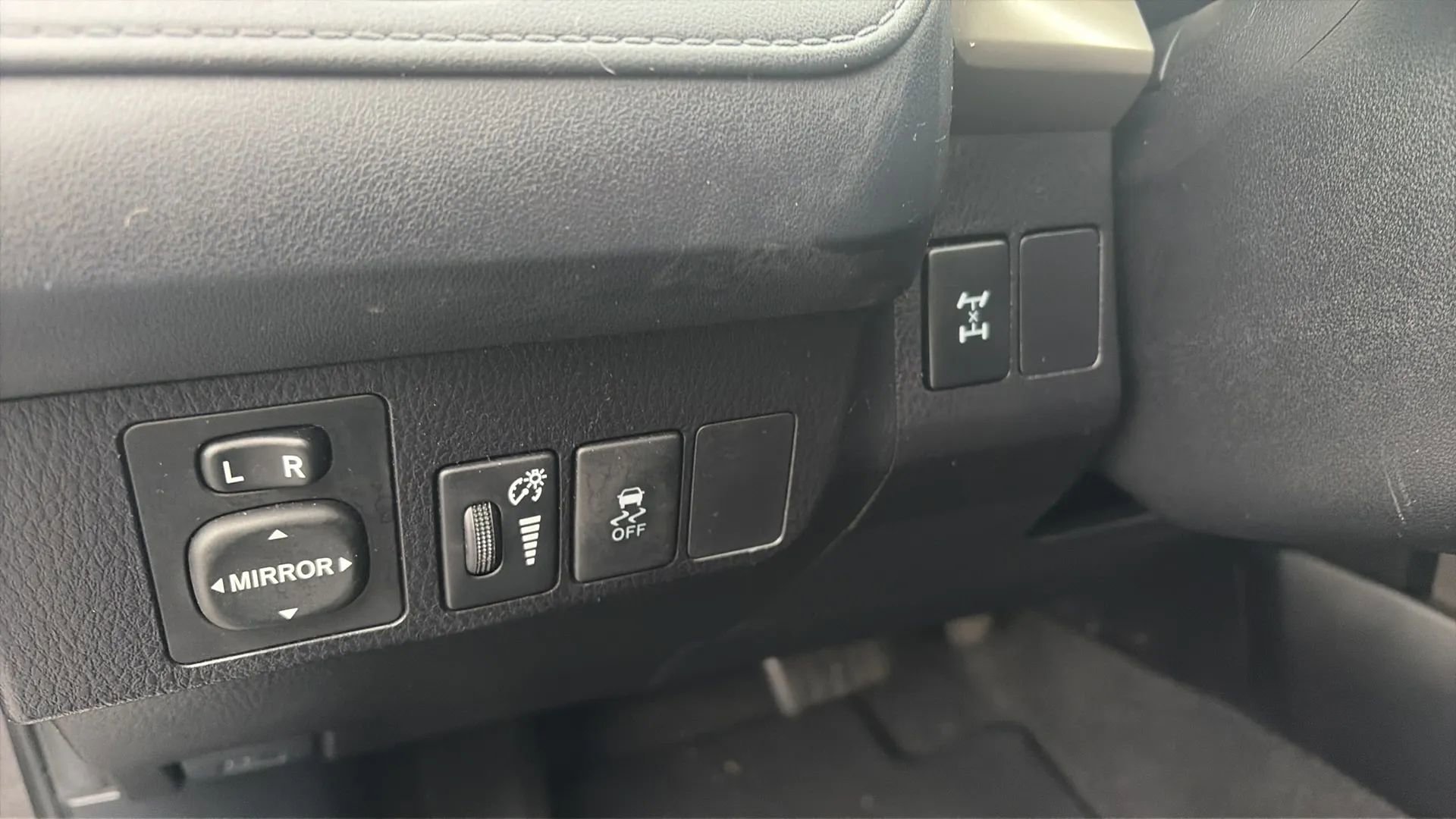 Used 2015 Toyota RAV4 LE image 37