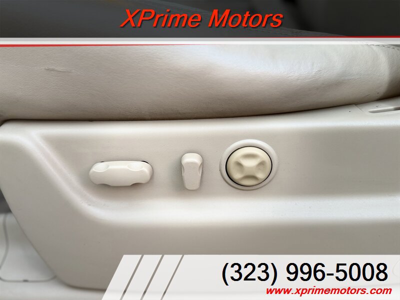 Used 2011 Cadillac Escalade Luxury AWD/4WD image 19
