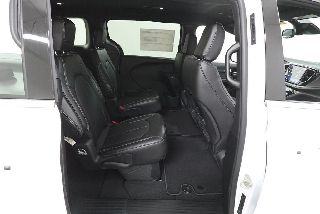 New 2027 Chrysler Pacifica Select FWD image 26