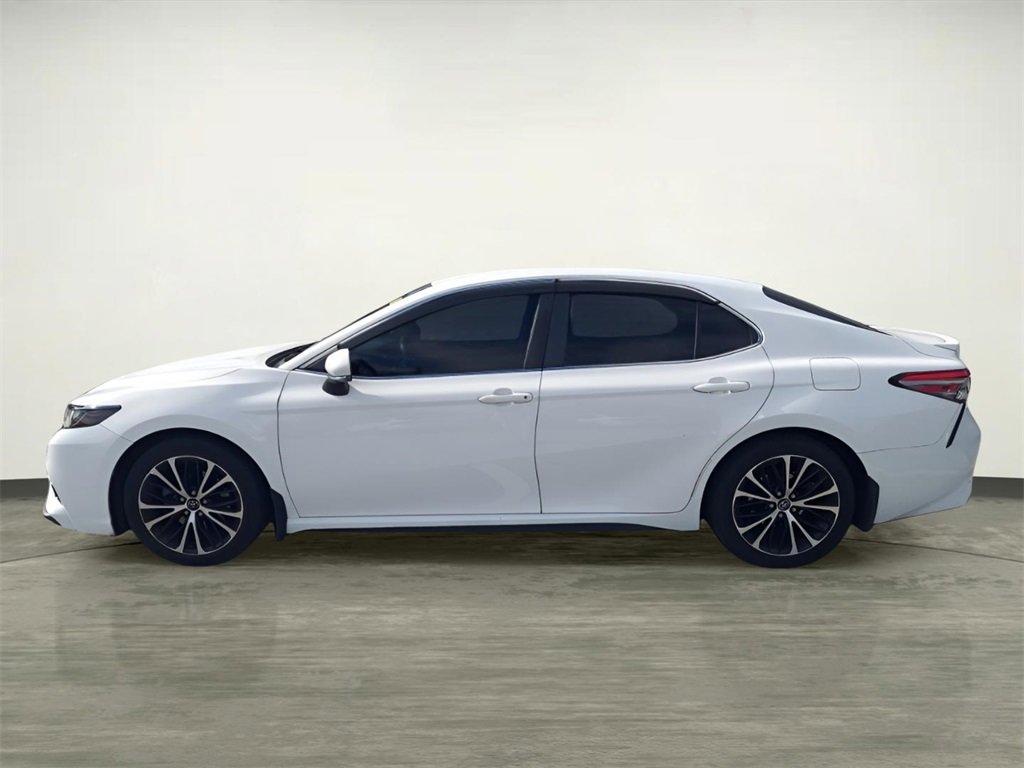 Used 2018 Toyota Camry SE image 2