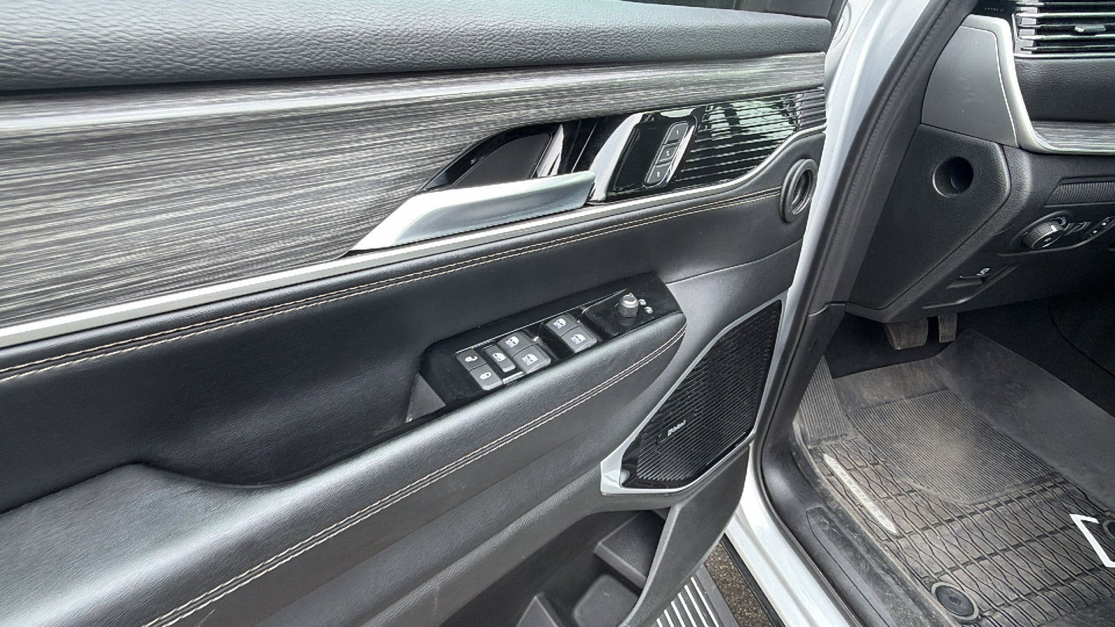 Used 2024 Jeep Wagoneer Series III w/ Premium Group I image 16