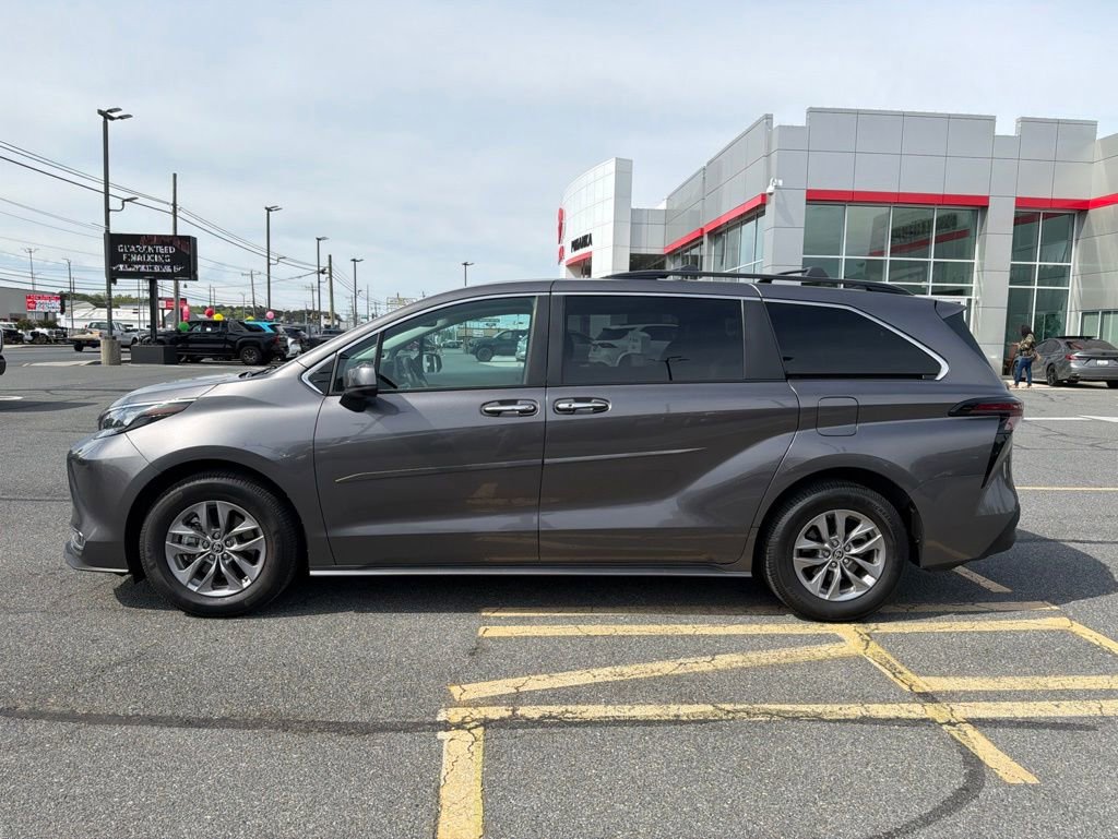 Used 2024 Toyota Sienna XLE w/ XLE Plus Package AWD/4WD image 2